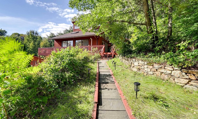 Woodbury Casa | Spacious Woodbury Home w/ Pool + Hot Tub!