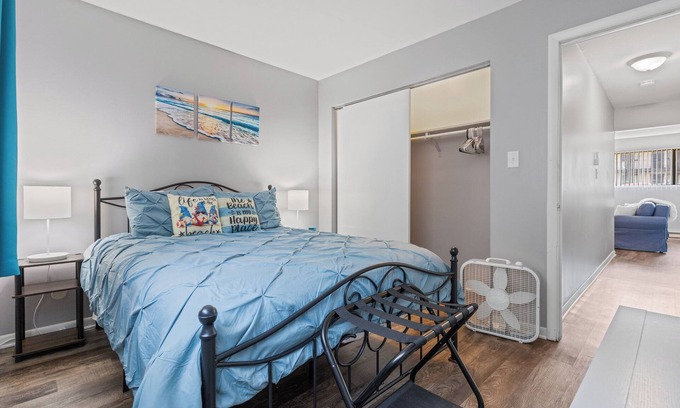 Aurora Apartamento | Spacious2BR/Work Crews & Families/Sleeps4/desk/Parking/WIFI/Pet friendly