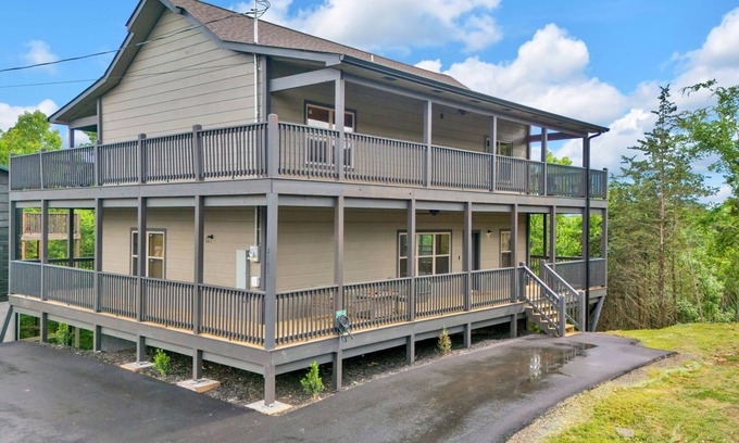 Sevierville Cabina | SpaciousWrapAroundDecks/Sleeps20