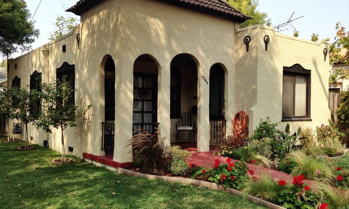 Napa Casa | Bungalow español con jacuzzi! Cerca del centro y de fácil acceso a Wine Country.