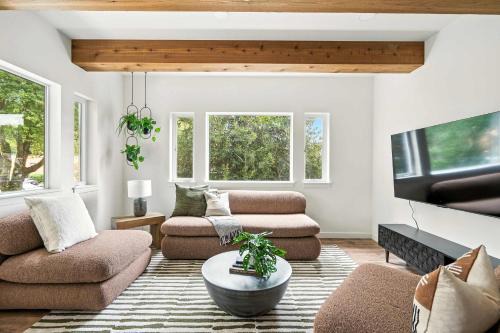 Kerns Casa | Spanish Revival Escape - Brand New 6BR in Heart of Kerns