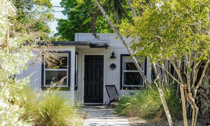 Croissant Park Casa | Spanish Tiny Home – Near Beach, Las Olas & Airport