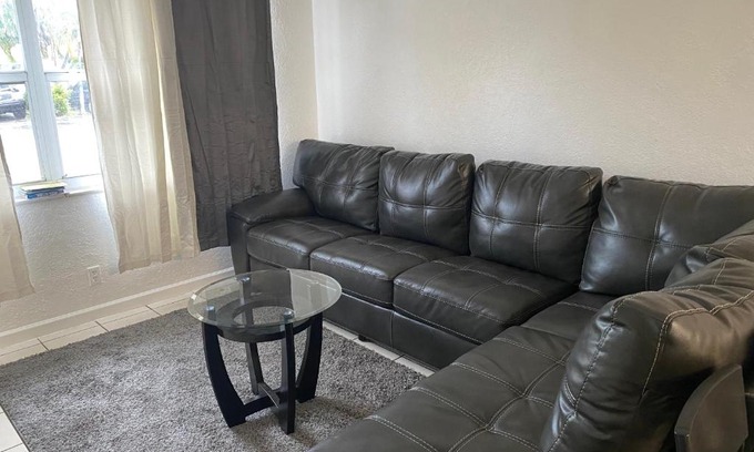 Hallandale Beach Casa | Spare Space