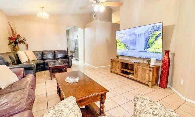 Silverado Ranch Casa | Sparkling Home Book Now! Minutes from AP & LV Strip!