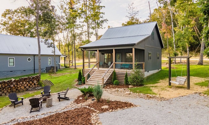 Tracy City Cabina | Sparks Fly / The Retreat at Water's Edge / 2 Kayaks, 1 Canoe, 1 Paddle Board