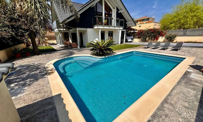 Vilanova I la Geltru Casa | sparrow villa in residential area by hlclub agency