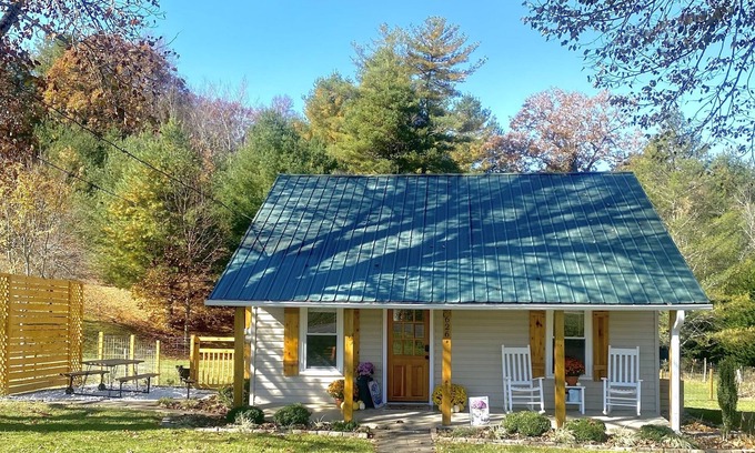 Sparta Cabaña | Sparta cottage with beautiful yard, pet friendly