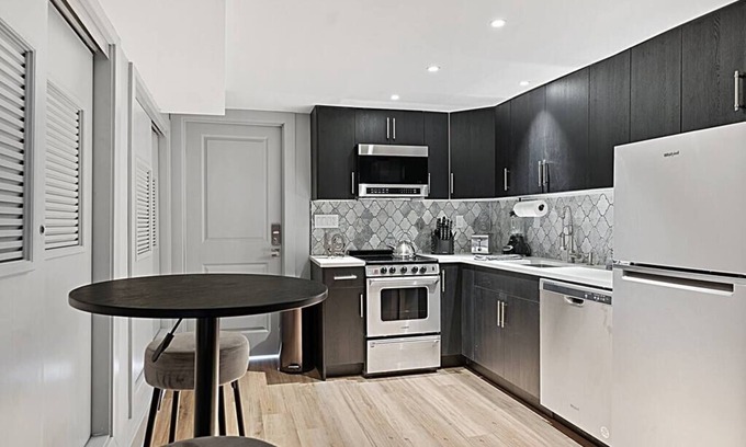 Melrose Condominio | SpeakEasy Suite w/Fireplace. Free street Parking