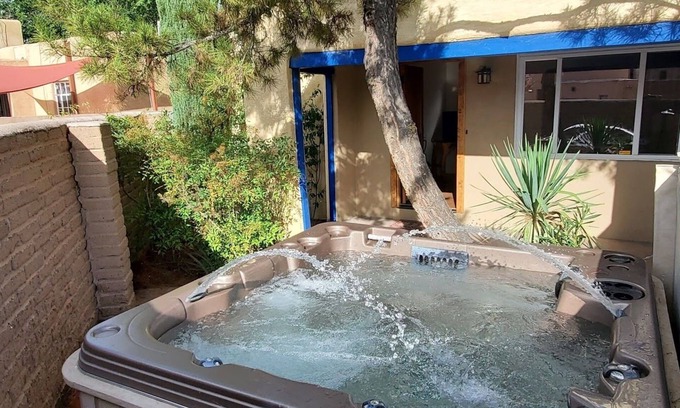 Nob Hill Casa | El "Adobe Sage", una casa de vacaciones de Knob Hill con bañera de hidromasaje