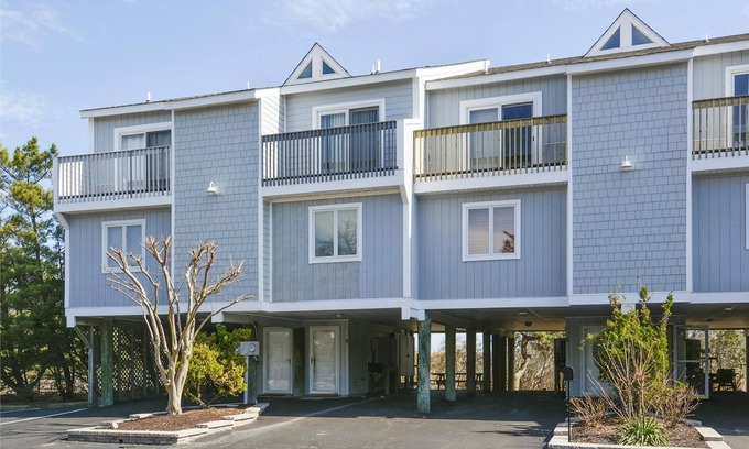 Bethany Beach Casa | ¡¡ACTIVIDADES GRATUITAS!! FRENTE AL MAR Esta unidad absolutamente hermosa cuenta con una sala de estar de varios niveles con 4 dormitorios, 2. 5 baños y está ubicada detrás de las dunas con un paseo marítimo privado que lo lleva a la playa.