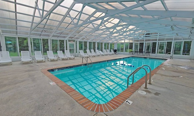 Pigeon Forge Cabaña | Special! Downtown Pigeon Forge 5 Miles 2 Dollywood