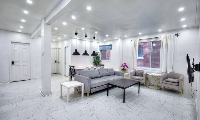 Cote-Des-Neiges—Notre-Dame-De-Grace Apartamento | Specious 3 bedrooms with free parking