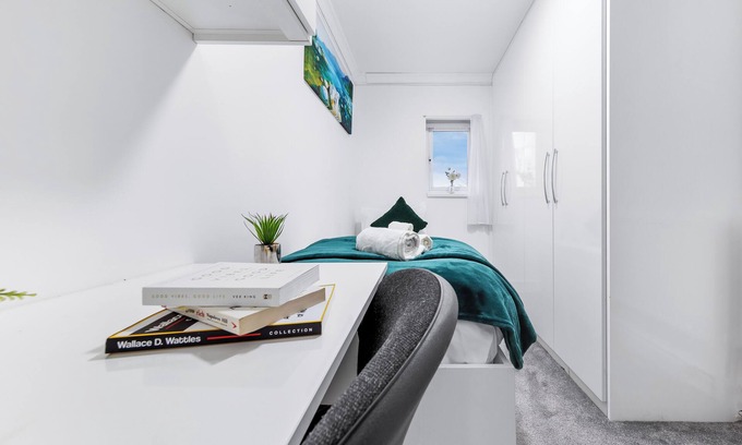 Bumble's Green Casa | Specious 4 bedroom home/Garden/Free Private Parking/Near Central London!