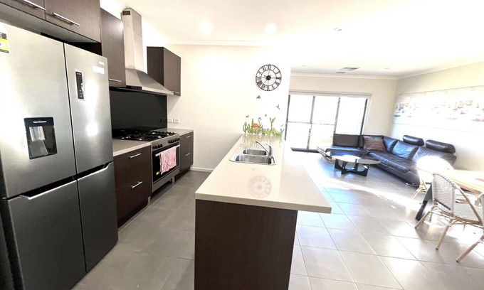 Point Cook Casa | Specious House in Point Cook