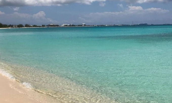 Seven Mile Beach Condominio | Espectacular 2 dormitorios / 2 baños Seven Mile Beach Condo.