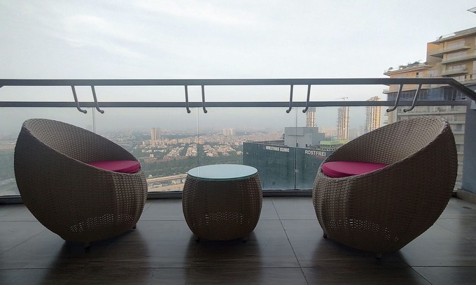 Noida Apartamento | Spectacular 34th-Floor Studio with Skyline Views