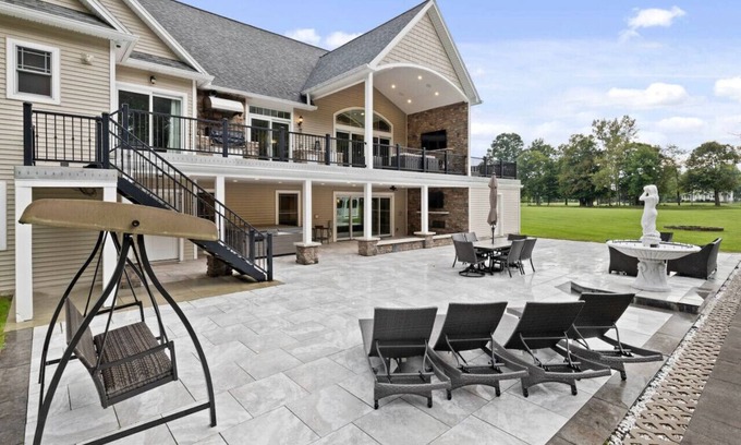 Spencerport Casa | Spectacular 4 Acre Estate!