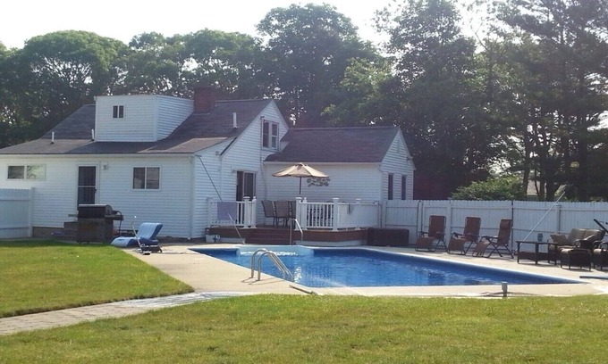 Hyannis Casa | Espectacular casa de 4 dormitorios con piscina, zona de juegos, Bskt Ball Crt. Ubicación perfecta