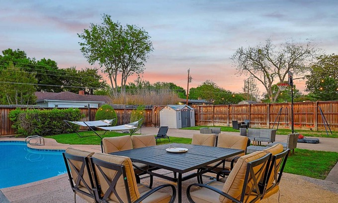 Far North Dallas Casa | Spectacular 6BR 2.5B Home with Pool