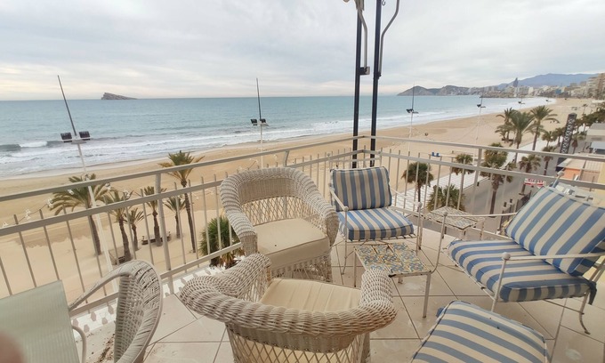Benidorm Casa | ESPECTACULAR APARTAMENTO EN PRIMERA LÍNEA CON TERRAZA AMPLIA, WIFI Y PARKING