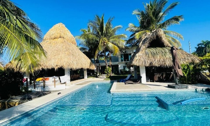 Iztapa Casa | Espectacular Casa de Playa en Pergolas del Mar