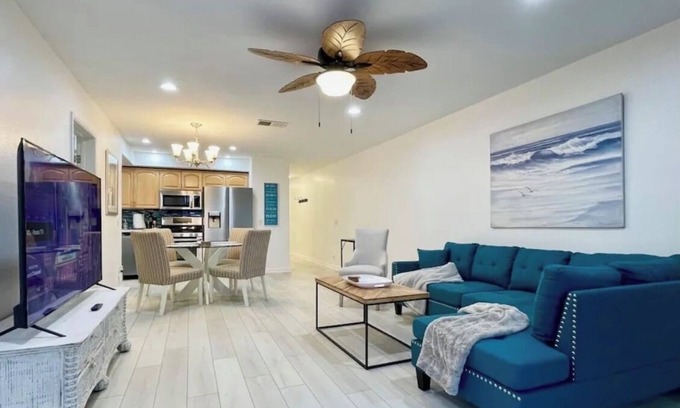 Port Hueneme Condominio | Spectacular Beach Retreat 2 bedroom with Ocean View - 5 minute walk to beach