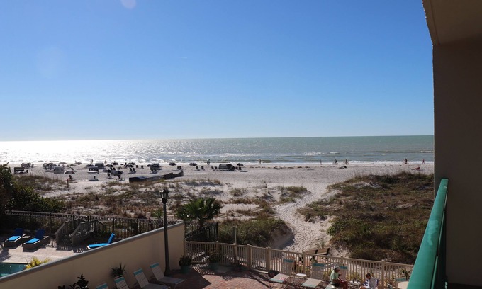 Belle Vista Condominio | PERFECTO FRENTE A LA PLAYA Condominio con piscina climatizada + muebles nuevos