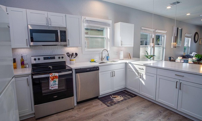 Eastside Promise Neighborhood Cabaña | Spectacular Brand New 4br/2.5ba Near DT/ Riverwalk