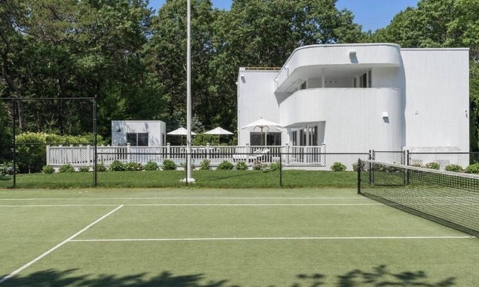 East Hampton Casa | Spectacular East Hampton with private tennis court and pool