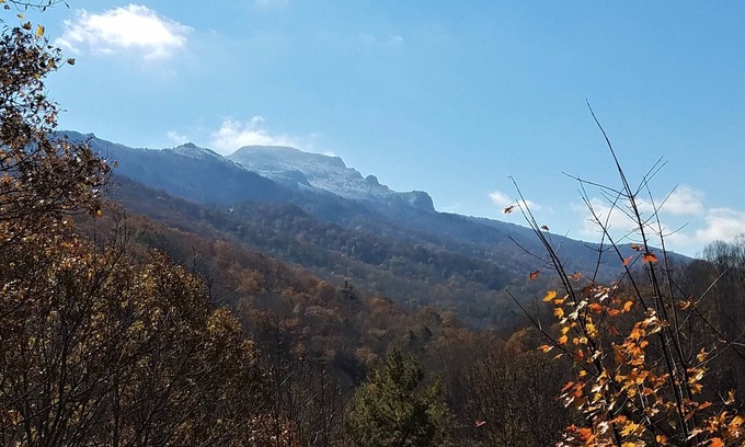 Banner Elk Casa | Vistas espectaculares de la montaña del abuelo desde tres niveles, una ubicación central