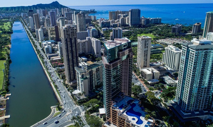 Waikiki Condominio | Espectacular piso alto, totalmente amueblado 2 hab / 2. 5 baños con vista al mar y vistas de la ciudad
