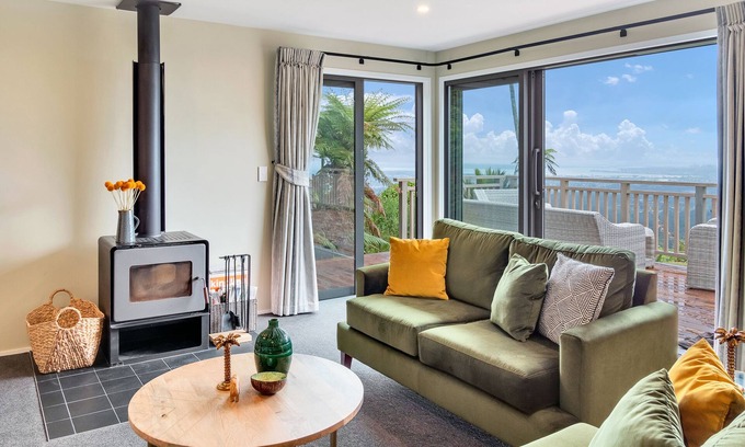 Waiatarua Casa | Spectacular Hilltop Retreat near Piha