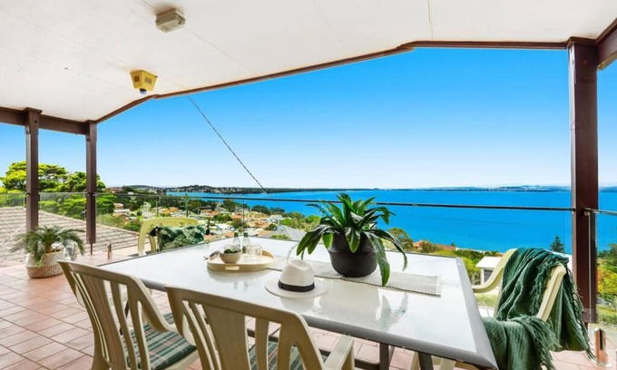 Lake Heights Casa | Spectacular Lake and Ocean View Holiday Home