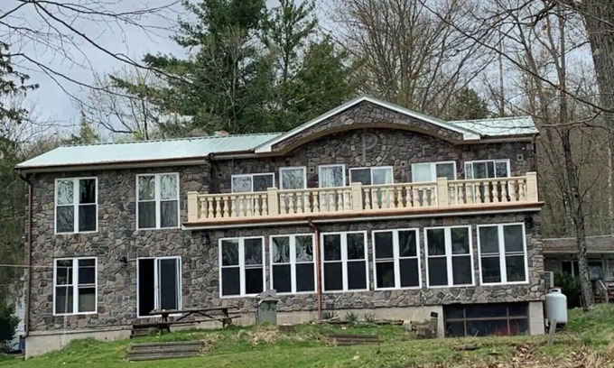 Greentown Casa | Spectacular Lake Front House