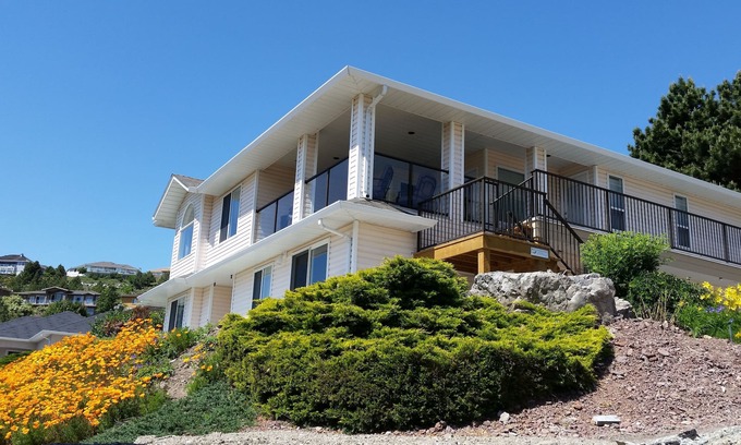 Central Okanagan Casa | Spectacular Lake Views - Pet Friendly!