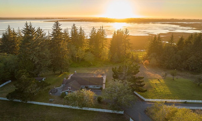 Crescent City Casa | Espectacular finca frente al lago en Redwoods, 153 acres de retiro