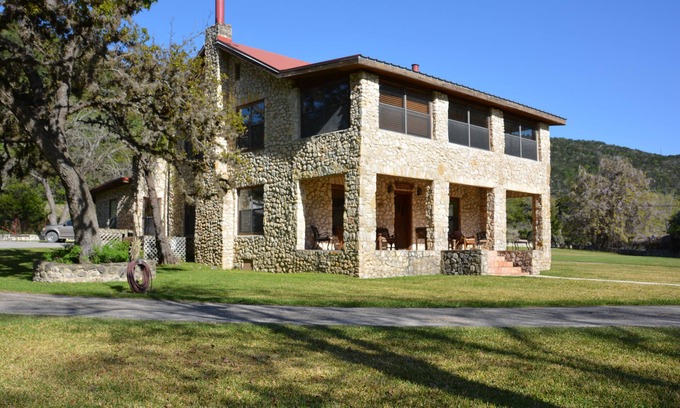 Rio Frio Casa | ESPECTACULAR RANCHO INICIO EN UN RANCHO DE ANIMALES EXÓTICOS PRIVADO Y TRABAJADOR