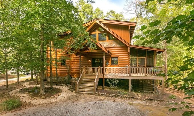 Lake Lure Cabina | Spectacular Log Cabin on Broad River with Private Beach