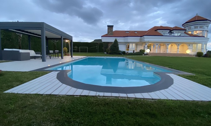 Hinojedo Casa | Espectacular vivienda de lujo con piscina, jardín privado .