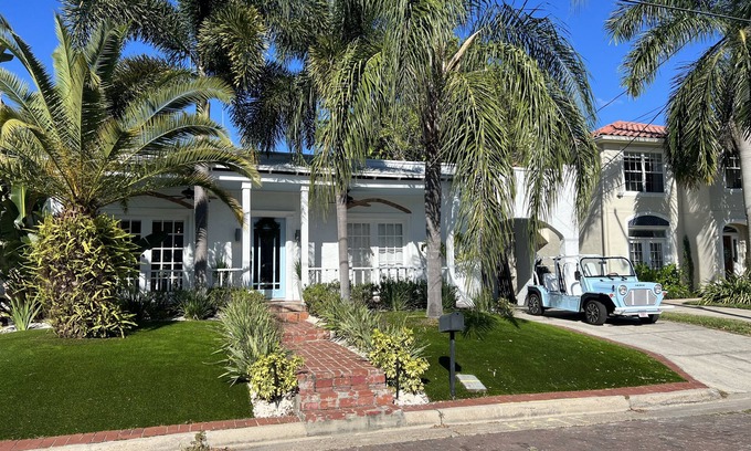 SoHo Casa | Spectacular Modern Luxury - Prime Hyde Park Bayshore 12 person Spa & Coldplunge
