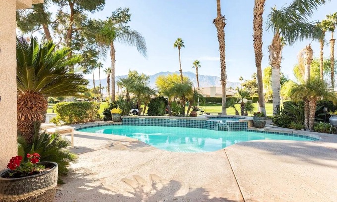 Palm Springs Casa | ¡Espectaculares vistas a la montaña con piscina / spa! Lujosa villa espaciosa decorada!