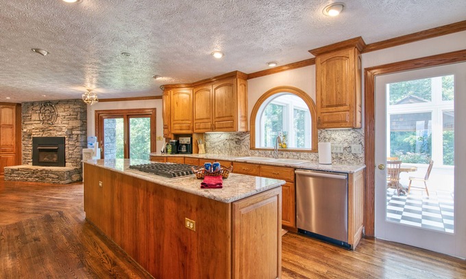 Fletcher Casa | Spectacular mountain retreat with a private pool, hot tub & amazing views