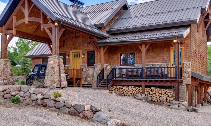 Timber Lakes Cabina | Spectacular Mountain Escape: Timber Home with Gourmet Kitchen & Game Loft