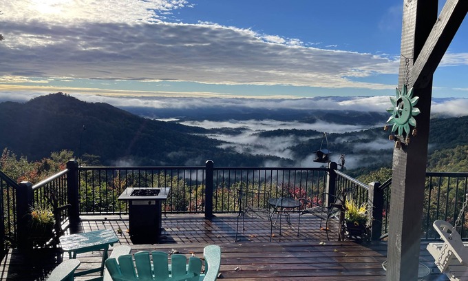 Purlear Cabina | Spectacular Mtn Views-Artfully Decorated. Inviting, Warm & Rustic.
