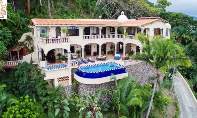 Conchas Chinas Villa | Espectacular Hacienda en la Colina con increíble Vista al Mar, personal incluido