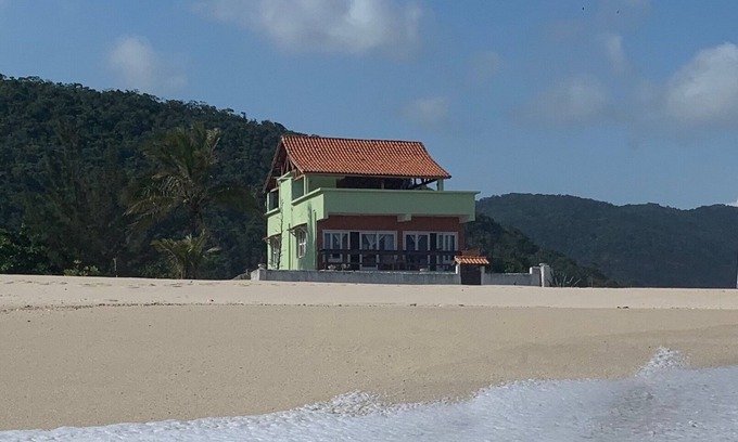 Itaipuacu Villa | Espectacular propiedad frente al mar en una playa tranquila a una hora de Río con piscina