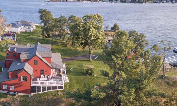 Kittery Point Cabaña | Espectacular casa y cabaña frente al mar: playa privada y 925 pies de costa.