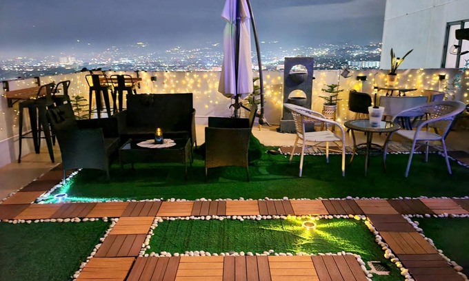 Bagumbayan Condominio | Spectacular Penthouse with Balcony @ Eastwood Mall