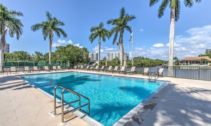 Vanderbilt Beach Apartamento | ¡Espectacular unidad de fin de ático!