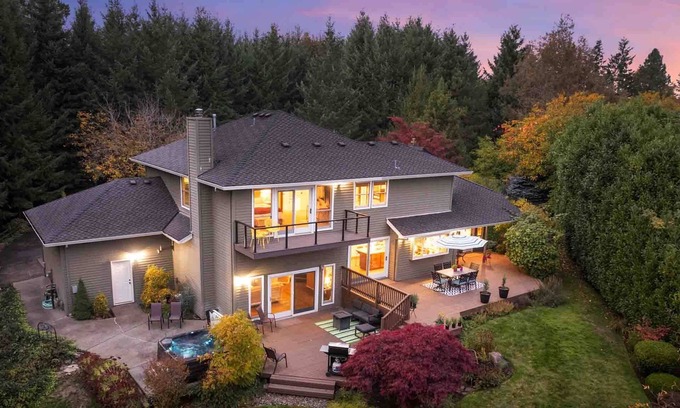 Beaverton Casa | Spectacular Private Retreat on Five Acres, Huge Deck, Hot Tub w/ Views, Game Room, Close to Portland
